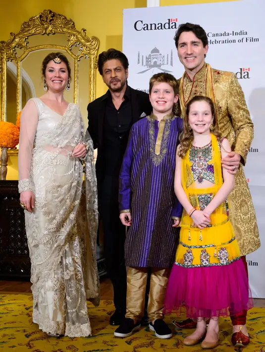 Momen kebersamaan PM Kanada Justin Trudeau bersama istrinya Sophie Gregoire Trudeau dan dua anaknya Xavier serta Ella Grace saat bertemu dengan bintang film Bollywood Shah Rukh Khan di Mumbai, India, Selasa (20/2). (Sean Kilpatrick/Canadian Press via AP)