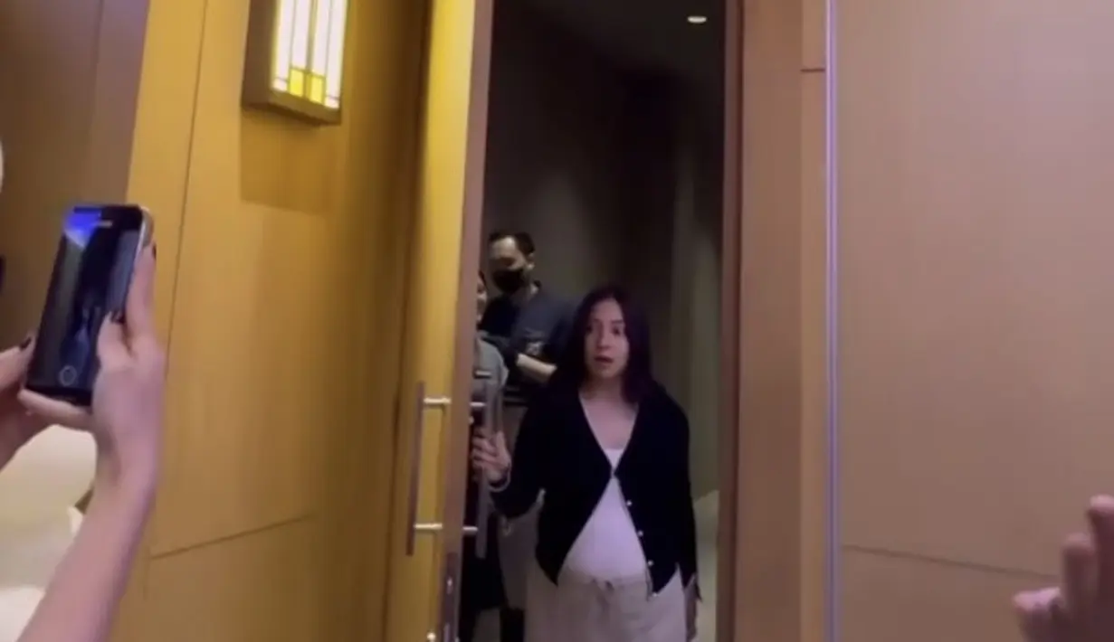 Saat membuka pintu, Nikita yang mengenakan pakaian kasual pun cukup terkejut. Dengan wajah natural tercengangnya. [@nonawilly]
