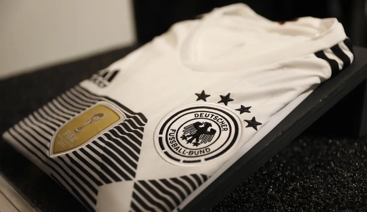 Sebuah jersey baru milik tim nasional Jerman yang akan digunakan untuk Piala Dunia 2018 di Berlin, Selasa (7/11/2017). Dengan jersey ini Der Panser akan berjuang mempertahankan gelar juara dunia. (AFP/Odd Andersen)