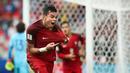 Bek Portugal, Pepe, merayakan gol yang dicetaknya ke gawang Meksiko pada laga perebutan tempat ketiga Piala Konfederasi di Stadion Spartak, Moskow, Minggu (2/7/2017). Portugal menang 2-1 atas Meksiko. (EPA/Mario Cruz)