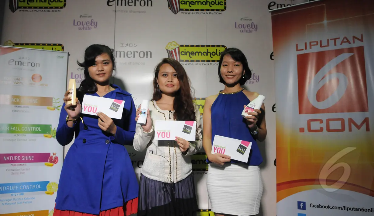 Beberapa Cinemaholic bergaya di photo booth jelang nonton bareng film Cinderella di Blitzmegaplex Central Park, Jakarta, Sabtu (14/3/2015). (Liputan6.com/Herman Zakharia)
