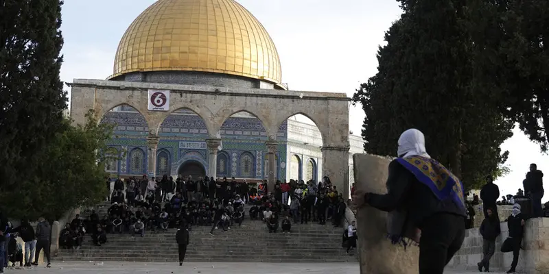 FOTO: Pemuda Palestina dan Polisi Israel Kembali Bentrok di Kompleks Masjid Al Aqsa