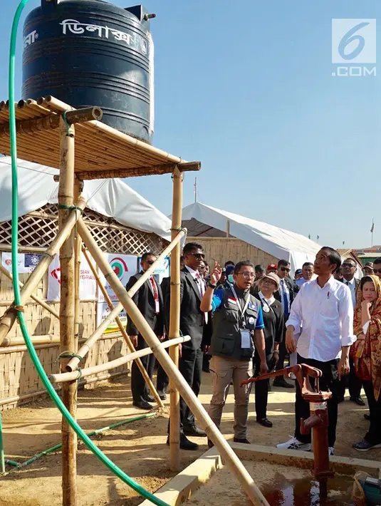 Presiden Jokowi memeriksa tempat penampungan air di pengungsian Rahkhine State, Kamp Jamtoli, Sub Distrik Ukhiya, Distrik Cox's Bazar, Bangladesh, Minggu (28/1). (Liputan6.com/Pool/Rusman Biro Pers Setpres)