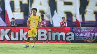 Pemain Persebaya Surabaya,&nbsp;Toni Firmansyah saat bermain di&nbsp;pada pekan kedua BRI Super League 2025/2026 di Indomilk Arena, Sabtu (16/8/2025). (Bola.com/ Abdul Aziz)