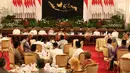 Presiden Jokowi memberi sambutan saat buka puasa bersama di Istana Negara, Jakarta, Jumat (18/5). Tamu undangan terdiri dari pimpinan lembaga negara, menteri Kabinet Kerja, tokoh agama Islam, Kadin Indonesia, dan Apindo. (Liputan6.com/Angga Yuniar)