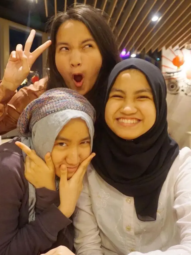 Xaviera Putri bersama kakaknya, Sabrina dan Bia (Instagram/@xavieraaputri)