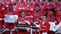 Dalam kesempatan tersebut Timnas Indonesia U-16 mendapatkan bonus tambahan dari EMTEK dan para sponsor. Total bonus yang dibawa pulang pasukan Bima Sakti mencapai Rp677,3 juta. (Bola.com/Abdul Aziz)