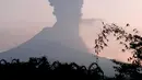 Gunung Merapi menyemburkan asap dan abu vulkanis terlihat dari utara kota Yogyakarta, Selasa (3/3/2020). Gunung Merapi meletus pada pukul 05.22 WIB dengan tinggi kolom 6.000 meter , status waspada (level II). (HO/Merapi Observation/AFP)