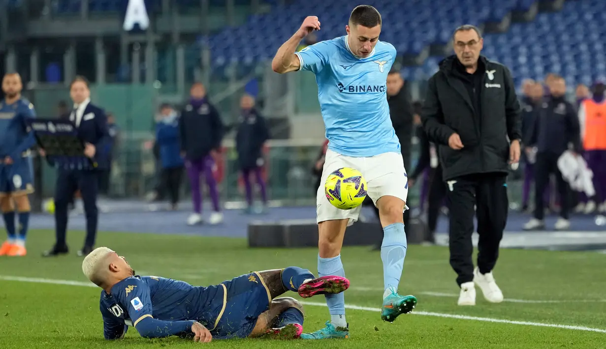 Pemain Lazio Adam Marusic (kanan) dihalau oleh pemain Fiorentina Dodo pada pertandingan sepak bola Liga Italia di Olympic Stadium, Roma, Italia, 29 Januari 2023. Lazio ditahan imbang 1-1 oleh Fiorentina. (AP Photo/Alessandra Tarantino)