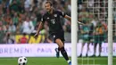 Selebrasi pemain Bayern Munchen, Harry Kane, setelah mencetak gol ke gawang Werder Bremen dalam pertandingan perdana Liga Jerman 2023/2024 yang berlangsung di Wohninvest Weserstadion, Jerman, Sabtu (19/8/2023) dini hari WIB. (AFP/Ina Fassbender)