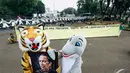 2 Aktivis Greenpeace memakai kostum harimau dan komodo saat beraksi depan Istana Merdeka, Jakarta, Senin (27/10/2014) (Liputan6.com/Faizal Fanani)