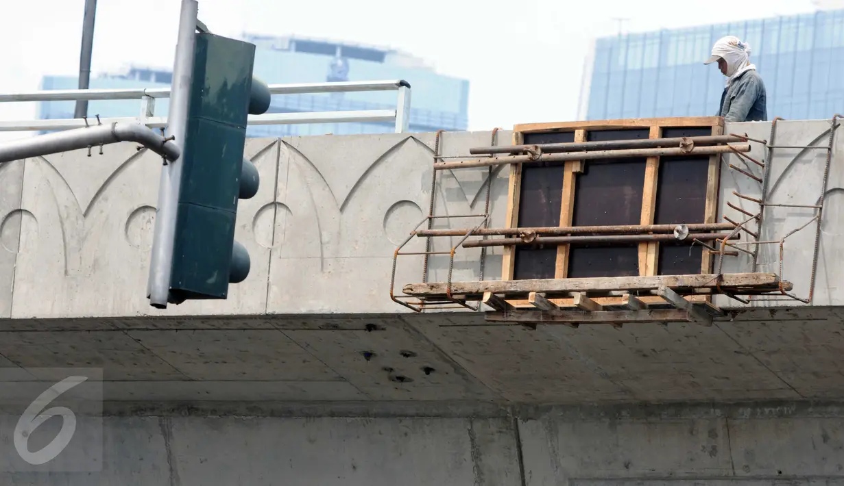 Jembatan dengan panjang mencapai 680 meter dan lebar 5,1 meter tersebut diharapkan dapat mengurai kemacetan di Jl. Jalan Gatot Subroto, tepatnya di Perempatan Kuningan, Jakarta, Minggu (27/12/2015). (Liputan6.com/Helmi Afandi) 
