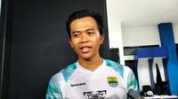 Pemain anyar Persib Bandung, Edo Febriansyah. (Bola.com/Muhammad Faqih)