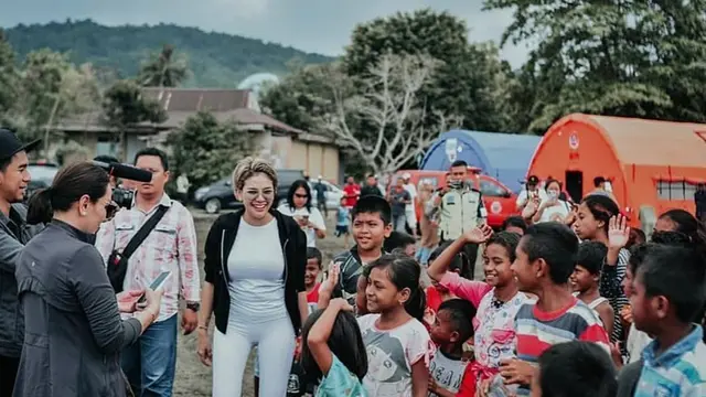 6 Momen Nikita Mirzani Kunjungi Korban Gempa di Ambon