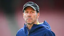 Diego Simeone tampak serius memimpin sesi latihan Atletico Madrid jelang mennghadapi Arsenal pada leg kedua semifinal Liga Champions 2025/2026. Duel ini digelar di Emirates Stadium. (AFP/Glyn Kirk)