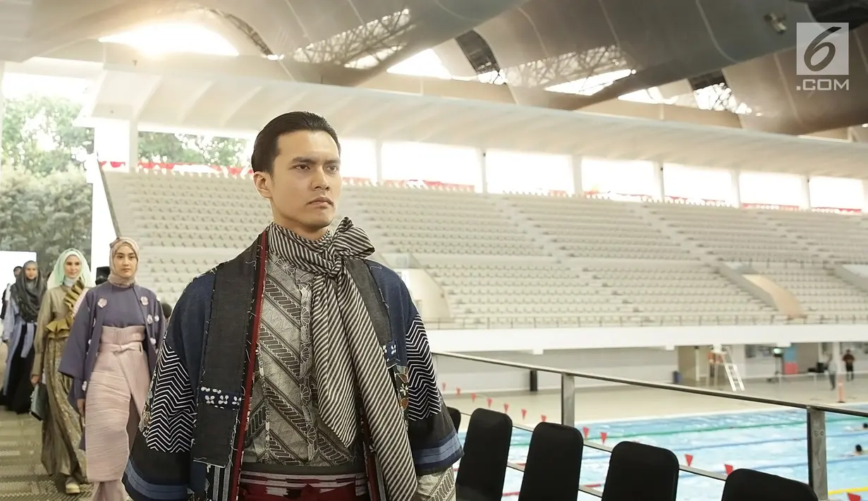 Model berjalan di catwalk pada pembukaan Muffest 2020 di Aquatic Stadium, Jakarta, Jumat (30/8/2019). Diharapkan melalui Muffest dapat memajukan ekonomi dan potensi fashion muslim dari bawah, agar target Indonesia sebagai kiblat fashion muslim dunia dapat terwujud. (Fimela.com/Bambang E.Ros)