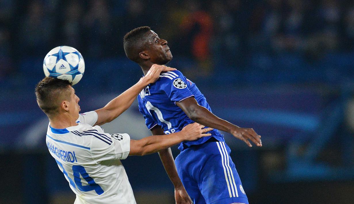 Pemain Chelsea Ramires (kanan) berduel udara dengan pemain Dynamo Kiev Yevhen Khacheridi pada lanjutan Liga Champion Grup G di Stadion Stamford Bridge, London, Rabu (4/11/2015) dini hari. Chelsea memang 2-1.  (AFP PHOTO / Glyn Kirk)