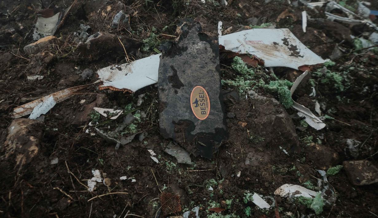 Helikopter Caracal disiagakan sebagai opsi utama untuk mencoba pendaratan di puncak gunung. Jika pendaratan tidak memungkinkan, tim akan menggunakan metode hoist untuk menarik korban dan material dari udara. Tampak dalam foto, puing-puing pesawat turboprop Indonesia Air Transport berjenis ATR 42-500 terlihat di sekitar puncak Gunung Bulusaraung, Sulawesi Selatan pada Minggu 18 Januari 2026. (Muchtamir Zaide/AFP)