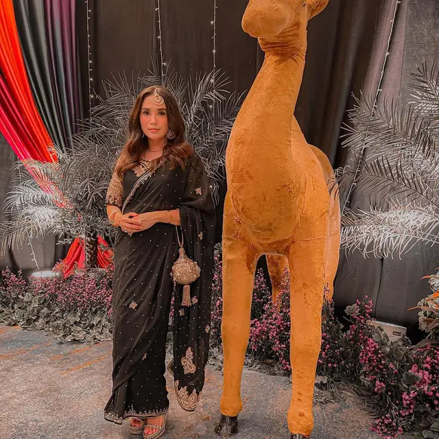 Penampilan 10 Seleb Wanita dengan Busana ala India, Bak Artis Bollywood