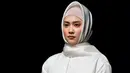 Model berpose mengenakan busana rancangan desainer Indonesia, Anandia Marina Putri dan Novita Yunus di Amazon Fashion Week Tokyo 2018 di Tokyo, Selasa (20/3). Pagelaran busana digelar dari 19 hingga 24 Maret 2018 mendatang. (AP/Shizuo Kambayashi)