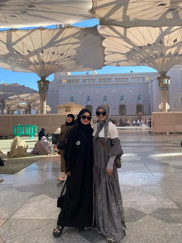 8 Potret Fitri Carlina dan Suami Jalani Umroh, Persiapannya Singkat