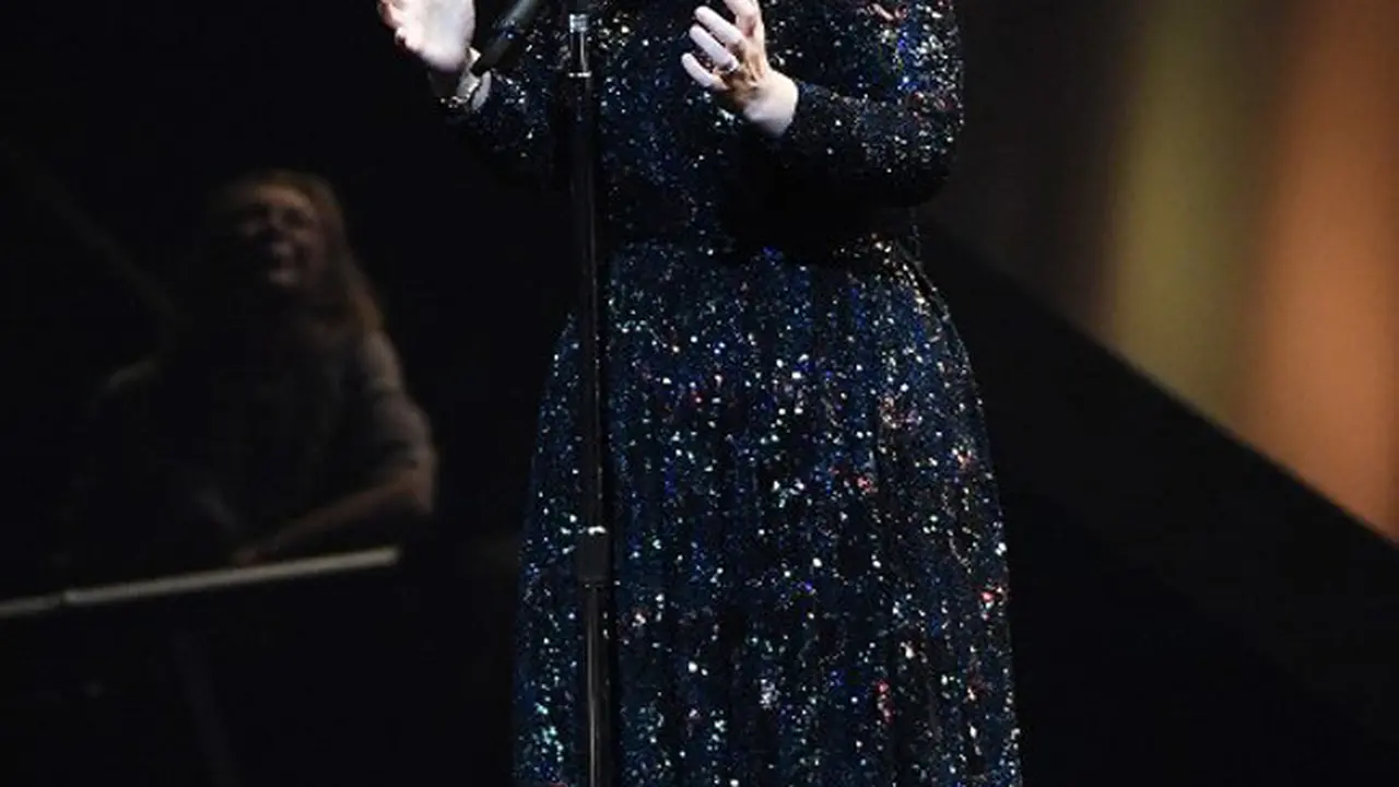 [Bintang] Cedera Pita Suara, Adele Dapat Dukungan Fans