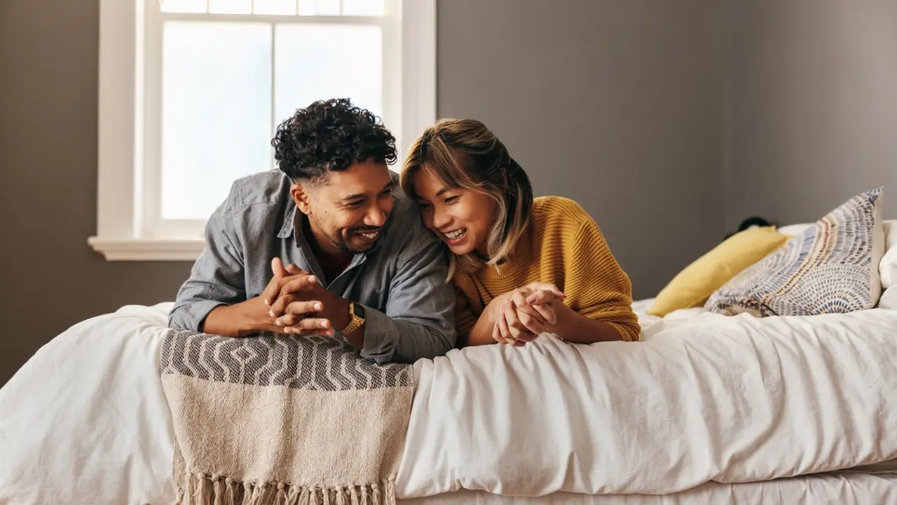 pasangan cinta menikah di kamar