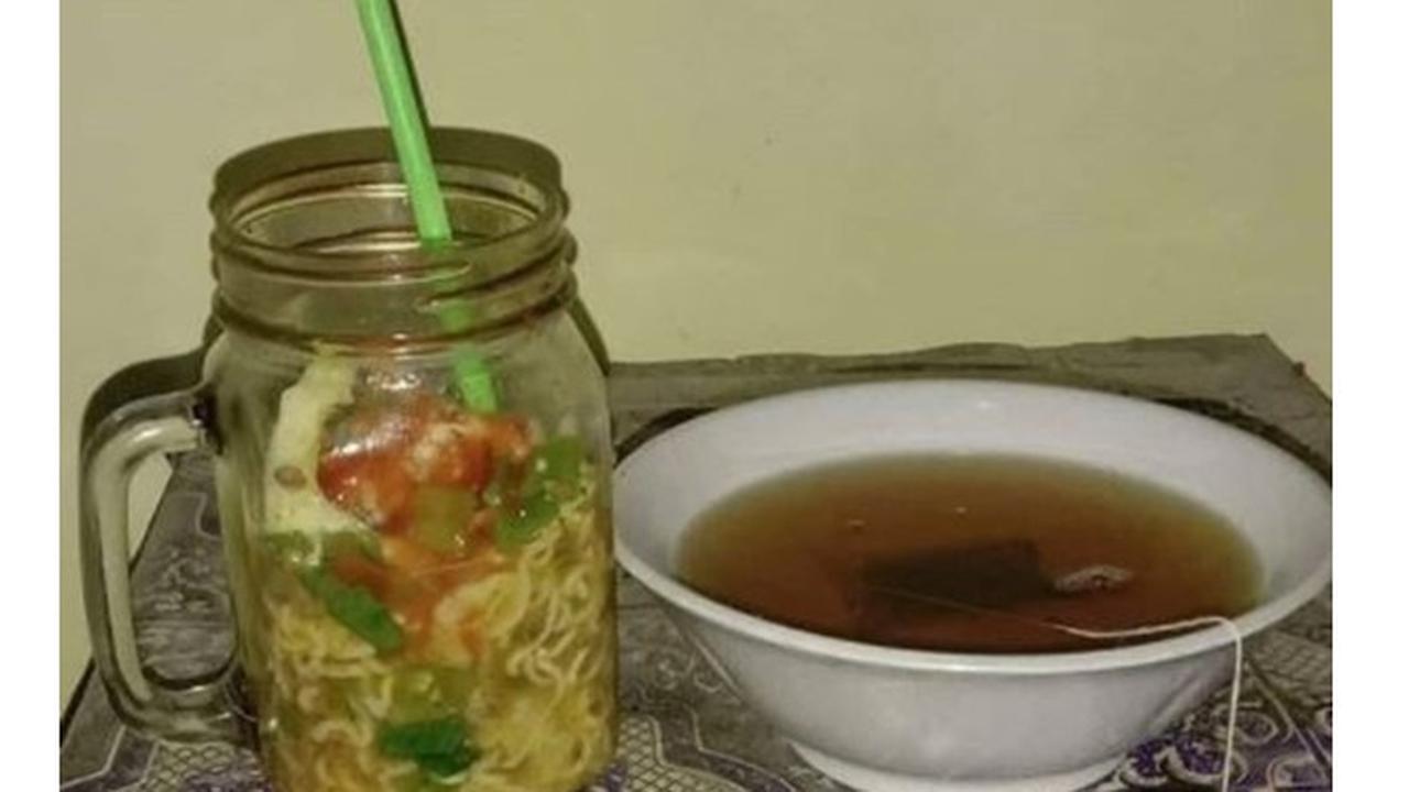 5 Aksi Nyeleneh Makan Pakai Gelas Ini Bikin Geleng Kepala