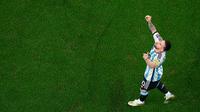 Pemain Argentina Lionel Messi melakukan selebrasi setelah mencetak gol ke gawang Australia pada pertandingan sepak bola babak 16 besar Piala Dunia 2022 di Stadion Ahmad Bin Ali, Doha, Qatar, 3 Desember 2022. Argentina berhasil melaju ke babak perempat final Piala Dunia 2022 usai menyingkirkan Australia dengan skor 2-1. (AP Photo/Pavel Golovkin)