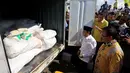 Ketua DPR sekaligus Ketua DPP Partai Golkar Setya Novanto di dampingi Ketua Fraksi Golkar, Robert Joseph Kardinal mengecek mobil berisi sembako saat Acara pelepasan 25 ribu paket sembako, Jakarta, Jumat (16/6). (Liputan6.com/Johan Tallo)