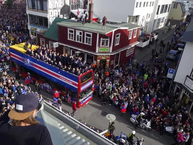 Ribuan warga Islandia memadati jalan raya menyambut kedatangan timnya usai berlaga pada Piala Eropa 2016 di Reykjavik, Islandia, (4/7/2016). (REUTERS/Geirix)