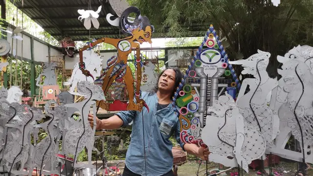 Sujono Keron, Seniman pembuat wayang baja asal Magelang.
