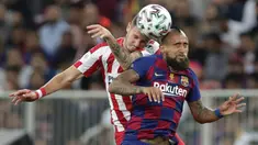 Gelandang Barcelona, Arturo Vidal melompat saat berebut bola dengan pemain Atletico Madrid, Saul pada laga semifinal Piala Super Spanyol di King Abdullah Sports City, Jeddah, Kamis (9/1/2020). Barcelona harus menjalani pertandingan yang dramatis saat kalah 2-3 dari Atletico Madrid. (AP/Hassan Ammar)