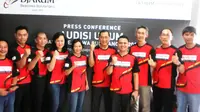 Para legenda berfoto seusai jumpa pers Audisi Umum Djarum Beasiswa Bulutangkis 2016 yang akan berlangsung di Makassar, 9-11 April 2016. (Bola.com / Abdi Satria)