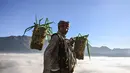 Warga suku Tengger mendaki gunung berapi aktif Bromo untuk mempersembahkan sesaji berupa beras, buah-buahan, ternak, dan barang-barang lainnya sebagai bagian dari festival Yadnya Kasada di dekat Probolinggo, Jawa Timur, Senin 1 Juni 2026. (JUNI KRISWANTO/AFP)
