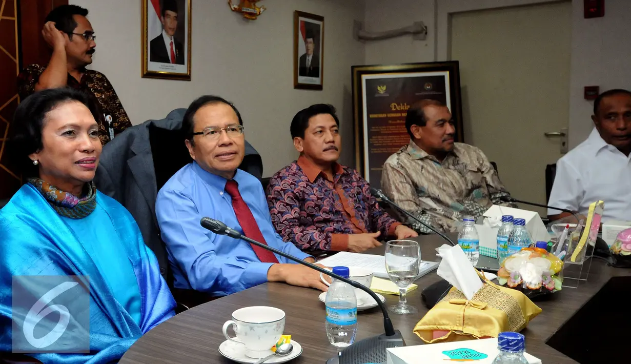 Menko Kemaritiman dan Sumberdaya Rizal Ramli (duduk kedua kiri) memberikan pernyataan bersama perwakilan masyarakat Maluku di Gedung BPPT, Jakarta, Rabu (7/10/2015). Pertemuan membahas permasalahan kontrak Blok Masela. (Liputan6.com/Helmi Fithriansyah)