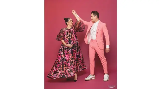 6 Gaya Maternity Shoot Ussy Sulistiawaty Bertema Fashionable, Tampil Modis