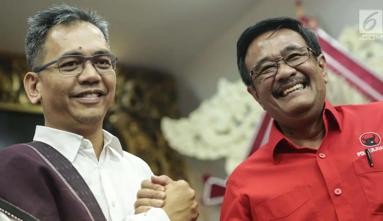 Pasangan calon gubernur Sumatera Utara Djarot Saiful Hidayat dan wakilnya Sihar Sitorus tersenyum saat pengumuman cagub-cawagub PDIP di kantor DPP PDIP Lenteng Agung, Jakarta, Minggu (7/1). (Liputan6.com/Faizal Fanani)