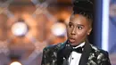 Lena Waithe memberikan pidato kemenangannya di atas panggung Emmy Awards 2017 di Los Angeles, Minggu (17/9). Lena Waithe menjadi perempuan kulit hitam pertama yang meraih Emmy Awards dari kategori Best Comedy Writing. (Phil McCarten/Invision/AP Images)