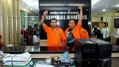 Tiga admin twitter @TrioMacan2000 sebelum rilis perkara di Mapolda Metro Jaya, Jakarta, Senin (3/11/2014). (Liputan6.com/Andrian M Tunay)