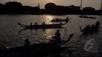Sejumlah peserta mendayung kano melintasi Sungai Cisadane dalam rangka Festival Cisadane 2015, Banten, Sabtu (23/5/2015). Sebanyak 100 perahu nusantara menampilkan berbagai pernak-pernik budaya khas nusantara (Liputan6.com/Andrian M Tunay)