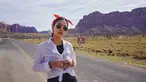 Cewek yang memiliki nama lengkap Adinda Noviana Sari Thomas ini selalu tampil dengan gaya favorit anak muda yang santai tapi tetap stylish. Kemeja putih polos, dan syal classic untuk hiasan kepala menjadi gaya favoritnya.(Liputan6.com/IG/@adindathomas)