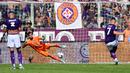 La Viola mendapatkan hadiah tendangan penalti menjelang berakhirnya babak pertama. Leandro Paredes terbukti melakukan handball setelah wasit meninjau VAR. (AFP/Vincenzo Pinto)