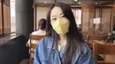 Meski pakai masker sekalipun, Park Bo Young tetap memesona. Beragam ekspresi yang dipamerkannya dan diunggah di media sosial memang sering kali curi perhatian para penggemarnya di media sosial. Pakai jaket denim, penampilan simpel artis kelahiran 12 Februari 1990 ini simpel namun tetap terlihat keren. (Liputan6.com/IG/@boyoung0212_official)