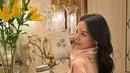 Penampilan Jiwoo dalam balutan busana khas India telah menarik perhatian tidak hanya dari penggemarnya di India, tetapi juga di seluruh dunia. Banyak yang memuji usahanya untuk menghormati budaya lokal melalui gaya berpakaian. Dengan pesonanya yang memukau dan produk kecantikannya yang segera hadir di pasar India, Jiwoo berhasil membuat kesan mendalam selama kunjungannya. (Liputan6.com/IG/@mejiwoo103)
