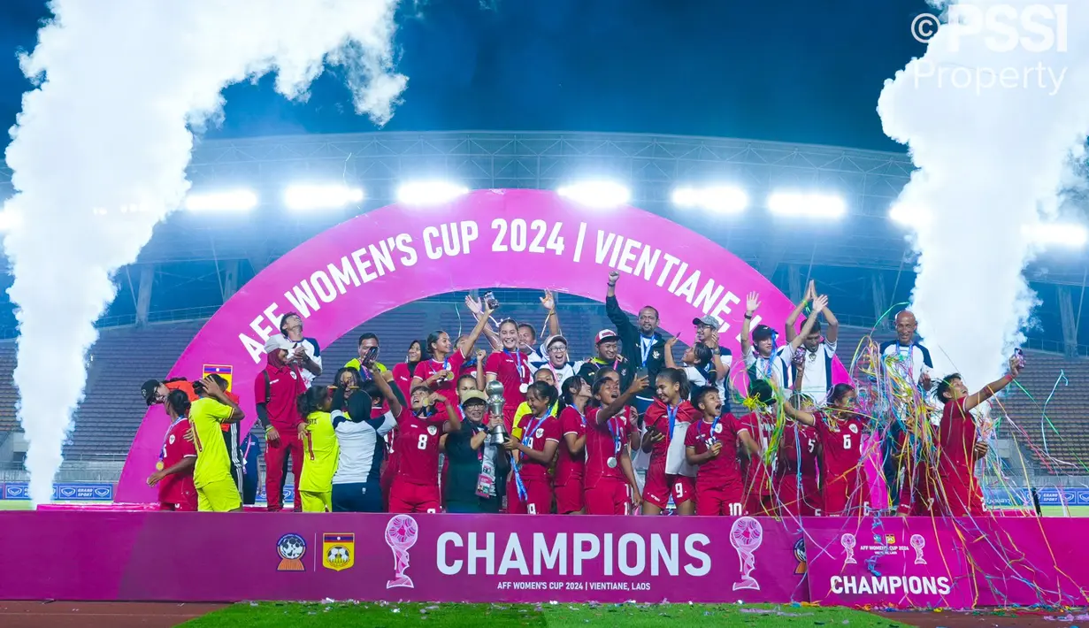 Para pemain Timnas Indonesia Putri merayakan gelar juara Piala AFF Wanita 2024 setelah mengalahkan Kamboja 3-1 pada laga final yang berlangsung di New Laos National Stadium, Vientiane, Kamis (05/12/2024) malam WIB. (Dok. PSSI)