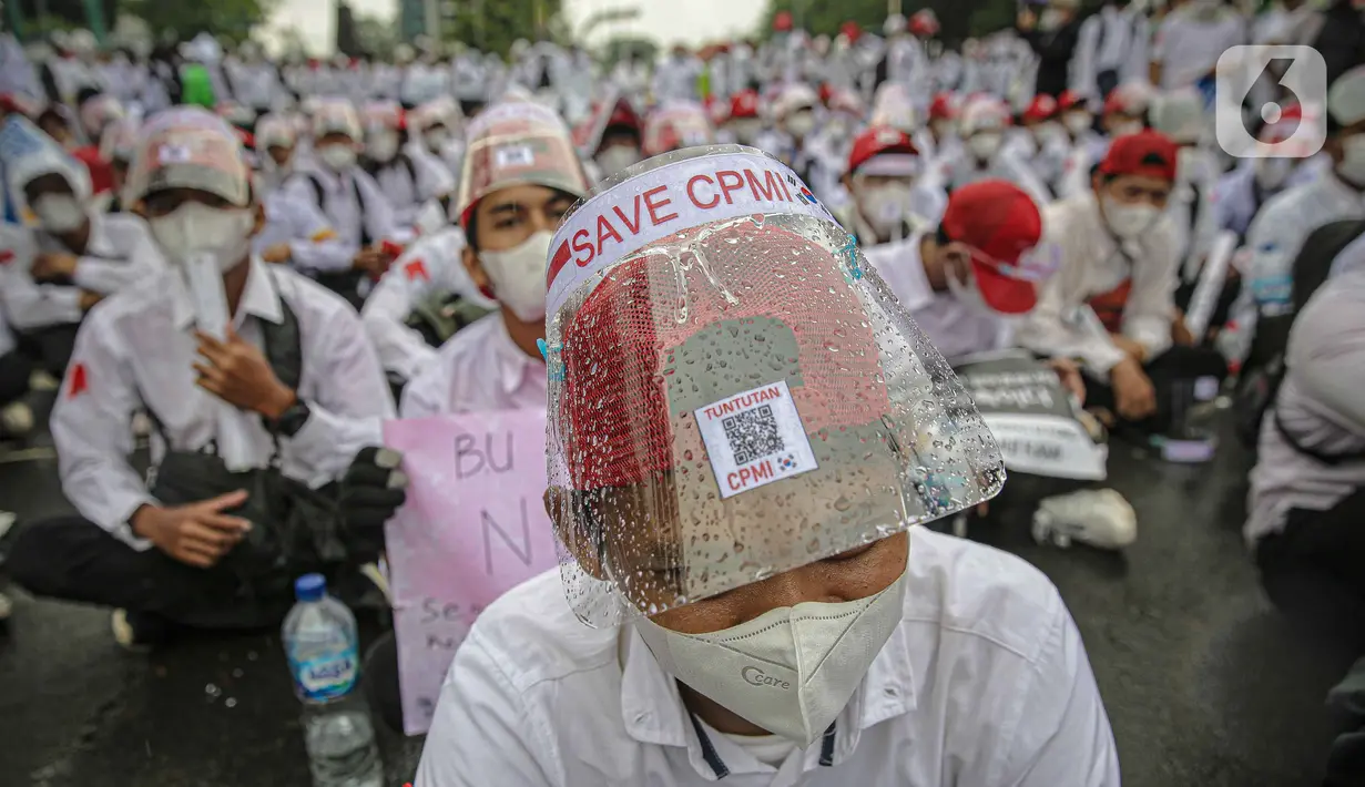 Massa calon pekerja migran Indonesia berunjuk rasa di kompleks Kemenaker, Jakarta, Senin (18/10/2021). Mereka membawa bendera Indonesia dan Korea Selatan, hingga poster bertuliskan "Buka kembali penempatan G to G Korea Selatan", "Kami butuh penempatan di Korea Selatan". (Liputan6.com/Faizal Fanani)