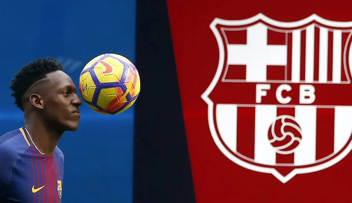 Pemain Barcelona, Yerry Mina menunjukan skill saat sesi perkenalan di Camp Nou stadium, Barcelona, (13/1/2018). Mina didatangkan Barcelona dari Palmeiras sebesar 10.5 juta pounds. (AP/Manu Fernandez)