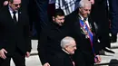 Presiden Ukraina Volodymyr Zelensky (tengah) tiba menjelang upacara pemakaman mendiang Paus Fransiskus di Lapangan Santo Petrus di Vatikan pada 26 April 2025. (Tiziana FABI/AFP)