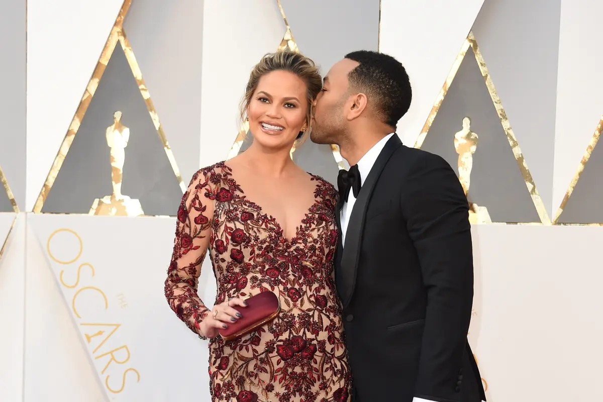 Chrissy Teigen Simpan Wajah Anak, Ini Kata Mike Jackson